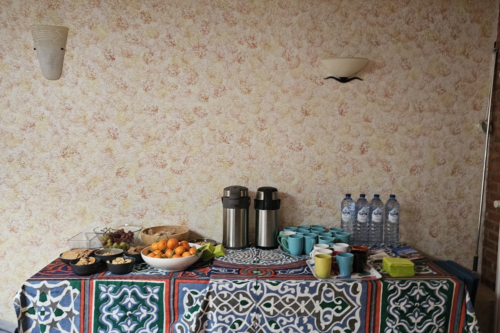 Details of the sound system and studio atmosphere