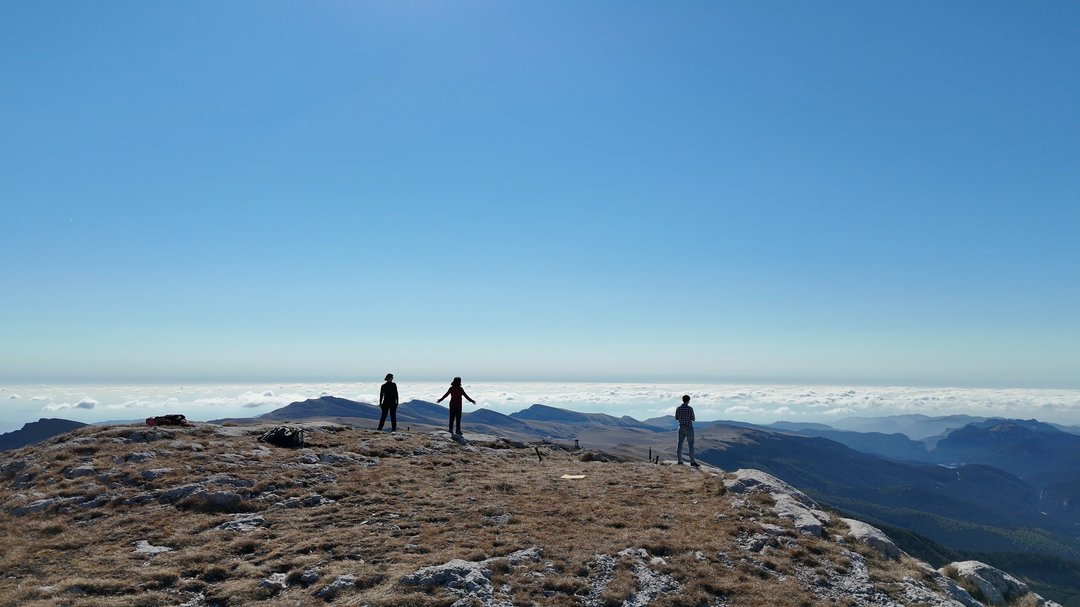 Persona meditando o reflexionando sobre su año