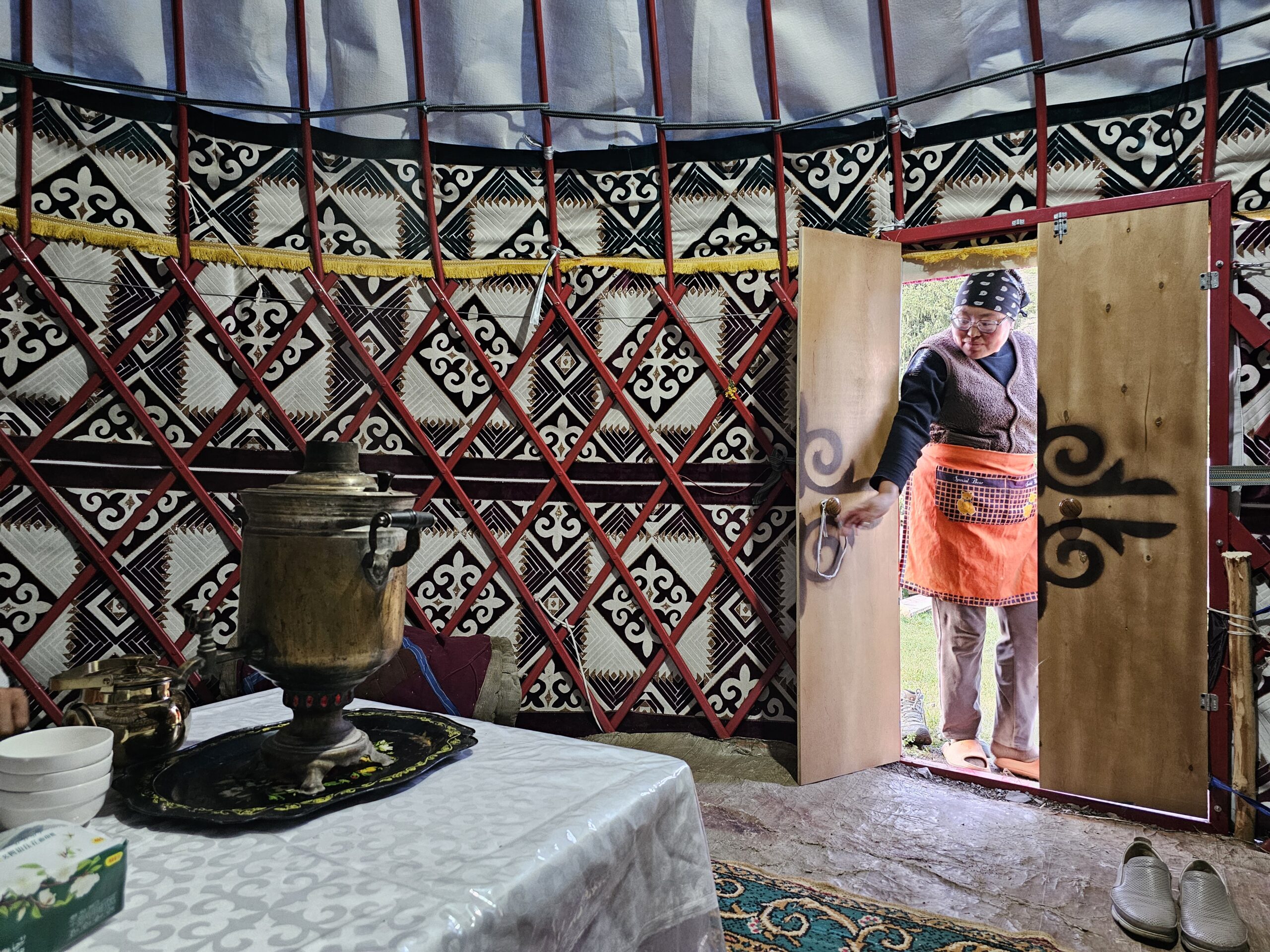 Yurt doorway and local host as the feminine pole of the nomadic way